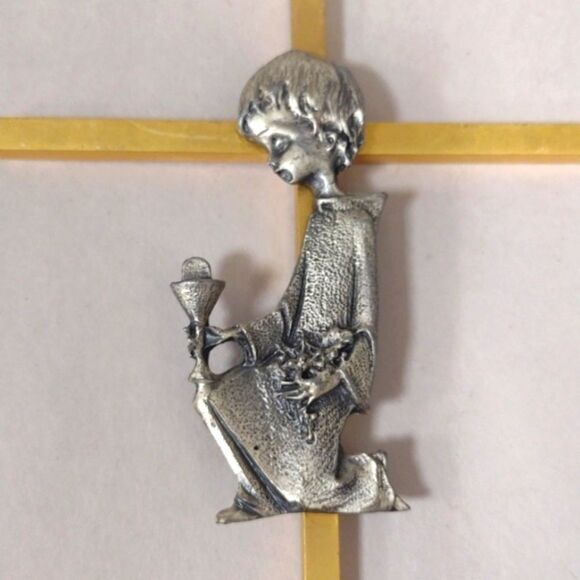 Vintage Brass Cross Kneeling Pewter Boy Holding Chalice & Eucharist Religious - Picture 3 of 4